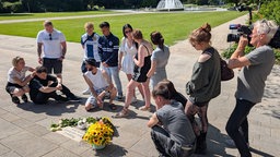 Familie und Freunde von Philipos Tsanis vor seinem Gedenkstein