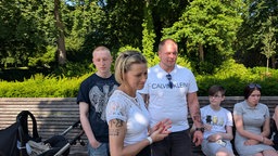 Mutter und Familie von Philipos Tsanis an der Gedenkveranstaltung für ihren Sohn
