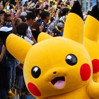 Touristen fotografieren Pikachu-Parade in Yokohama, Japan