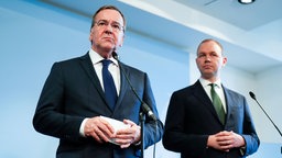 Bundesverteidigungsminister Boris Pistorius (links) und sein Staatssekretär Nils Hilmer (beide SPD) bei der Pressekonferenz