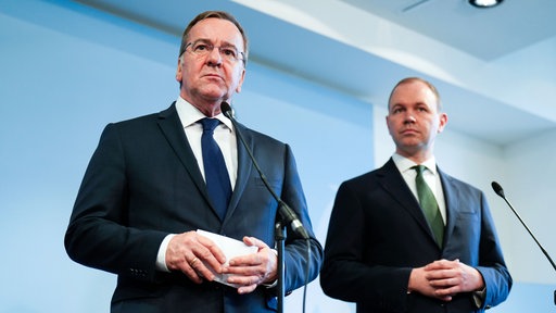 Bundesverteidigungsminister Boris Pistorius (links) und sein Staatssekretär Nils Hilmer (beide SPD) bei der Pressekonferenz