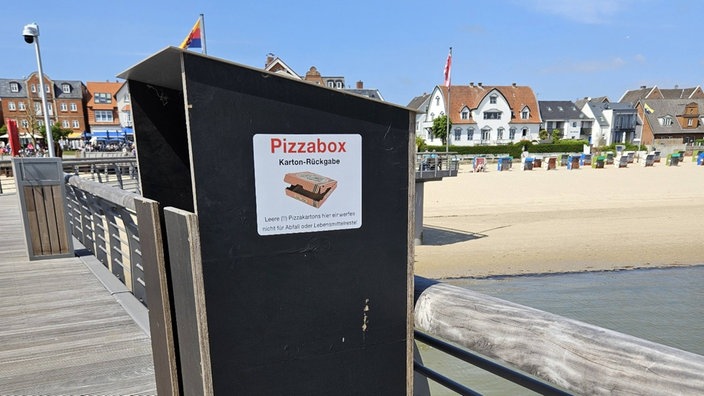 Schwarze "Pizzabox" zur Rückgabe von Pizzakartons in Föhr