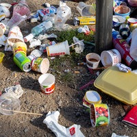 Verschiedene Arten an Plastikverpackungen liegen auf dem Boden