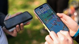 Ein Spieler spielt "Pokémon Go" auf dem Handy