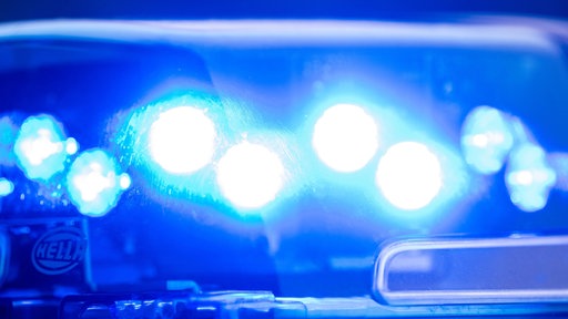 Ein Blaulicht leuchtet an einer Polizeistreife