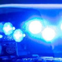 Ein Blaulicht leuchtet an einer Polizeistreife