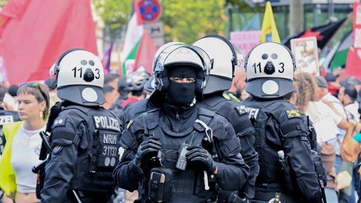 Polizisten begleiten die Protestaktion von "Bündnis Rheinmetall entwaffnen".