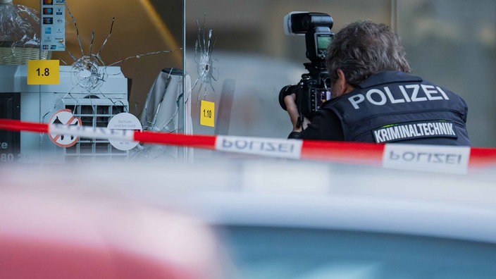 Polizei fotografiert die Schusslöcher am türkischen Imbiss