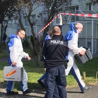 Kriminaltechniker der Polizei gehen zum Einsatzor