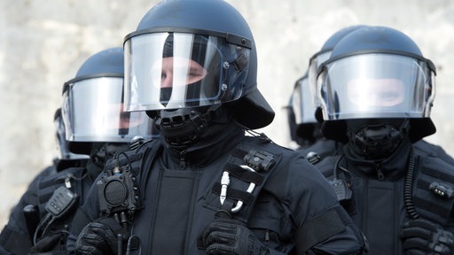Beamte einer Polizei-Hundertschaft