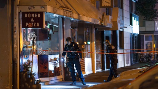Die Polizei sperrt den Bereich um den türkischen Imbiss ab