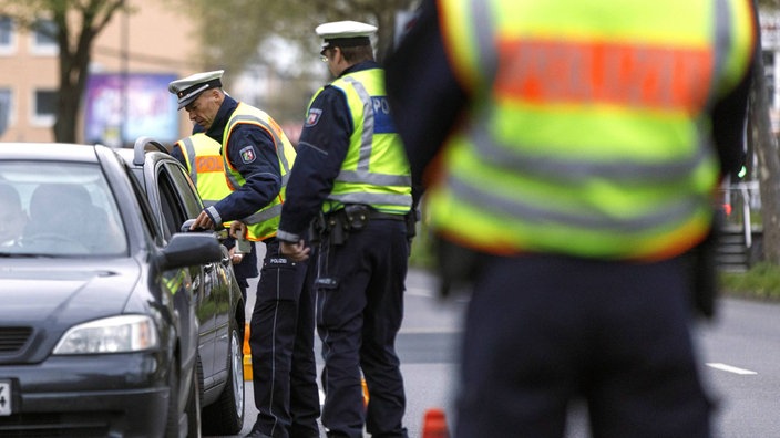 Polizei hält Autos zur Kontrolle an