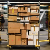 Pakete stapeln sich auf Transportwagen