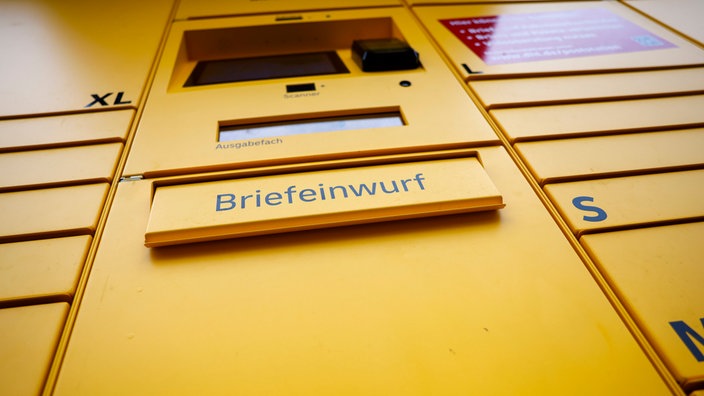 Eine neuartige Poststation, die verschiedene Möglichkeiten zum Empfang und Versand von Briefen und Paketen anbietet