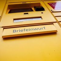 Eine neuartige Poststation, die verschiedene Möglichkeiten zum Empfang und Versand von Briefen und Paketen anbietet