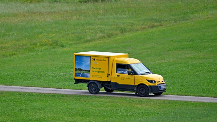 Postauto liefert Pakete aus.