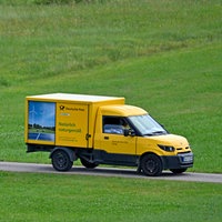 Postauto liefert Pakete aus.