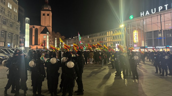 Demonstrierende auf einer pro-kurdischen Demonstration am Kölner Hauptbahnhof.
