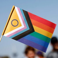 Die Progress-Pride-Flag vor dem Kölner Dom