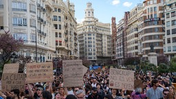 Spanier protestieren gegen hohe Wohnkosten