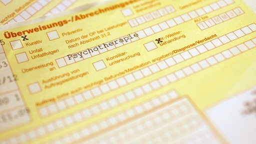 Auf einem Überweisungs-/Abrechnungsschein eines Arztes in Berlin steht der Hinweis "Psychoterapie"