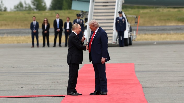 Putin und Trump schütteln sich die Hände