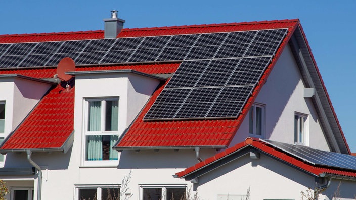 Ein Familienhaus mit einer PV-Anlage auf dem Dach