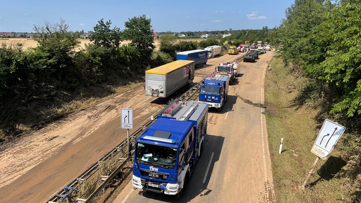 Die B265 in der Nähe des Erftstadter Friedhofs wird geräumt.