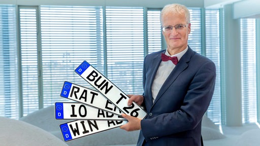 Porträt von Prof. Dr. Ralf Bochert mit Autokennzeichen