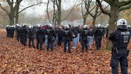 Einsatzkräfte der Polzei stehen in der Nähe der Sportanlage nach dem Spiel des Niederrheinpokals.
