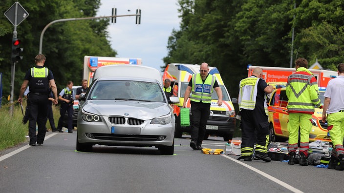 Einsatzkräfte der Polizei, der Feuerwehr und vom Rettungsdienst sind nach dem Unfall in Hürth im Einsatz.
