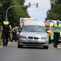 Einsatzkräfte der Polizei, der Feuerwehr und vom Rettungsdienst sind nach dem Unfall in Hürth im Einsatz.