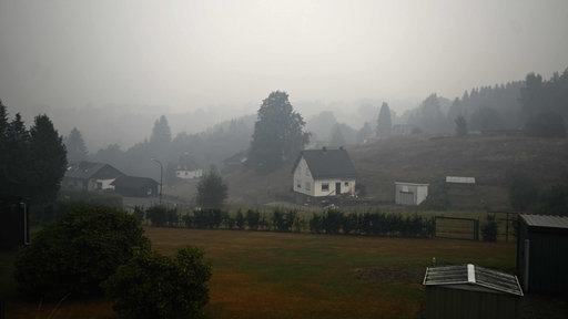 Rauch hängt über den Häusern von Kalterherberg bei Monschau