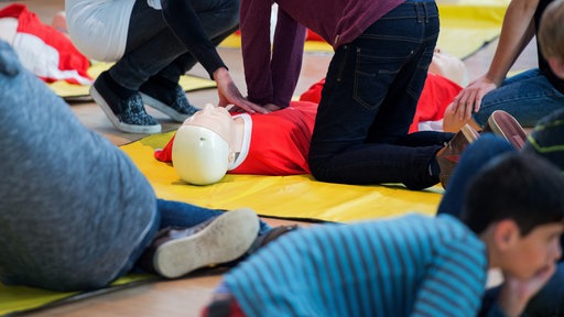 Die Schülerinnen und Schüler übten die einfachen lebensrettenden Maßnahmen an 200 Übungs-Puppen