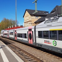 Dieselzug im Bahnhof