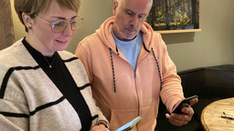 Marina Krick und Peter Kessler vom Restaurant „Torhaus“ am Möhnesee testen die neue Funkloch-App