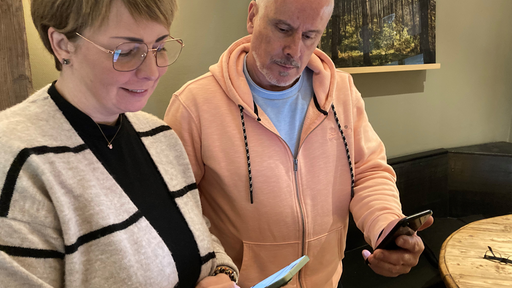 Marina Krick und Peter Kessler vom Restaurant „Torhaus“ am Möhnesee testen die neue Funkloch-App