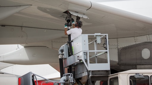 Ein Flugzeug wird am Flughafen betankt