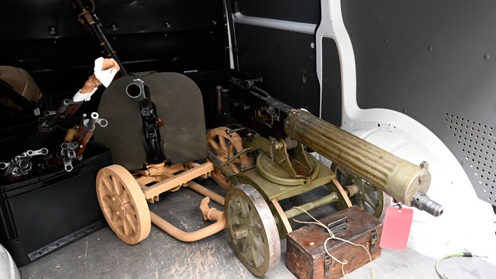 Ein Teil einer gefundenen Waffe in einem Transporter