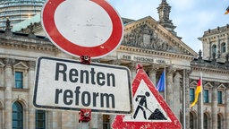 Symbolische Schilder zur Rentenreform