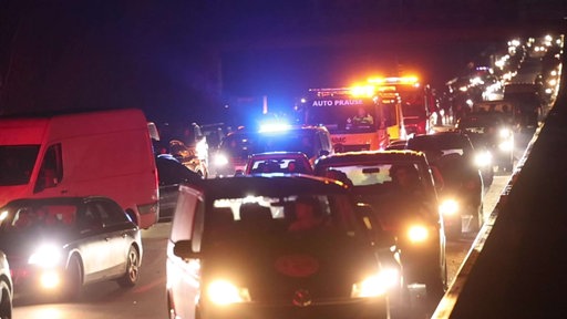 Autos bilden eine Rettungsgasse auf einer vollen Autobahn