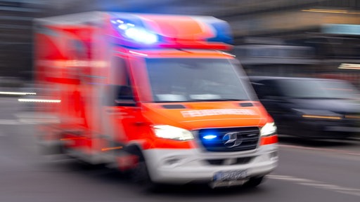 Rettungswagen fährt mich Blaulicht durch die Straßen