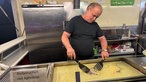 Schausteller Ralf Laubach beim ausbacken von Reibekuchen