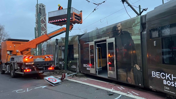 Arbeiten an der entgleisten Straßenbahn in Düsseldorf 