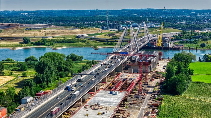 Luftaufnahme vom Baustellenbereich West der neuen Leverkusener Rheinbrücke in Köln-Merkenich.