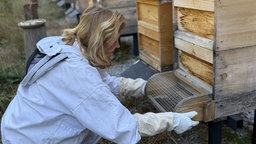 Jutta Lichter kümmert sich um ihre Bienen.