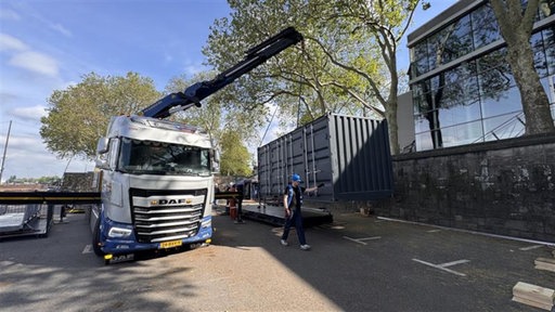 Aufbau von Containern mit LKW und Kran