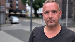 Portrait eines Mannes. ER ist Levent Sirkal, Vorsitzender Crefelder CSD e.V.