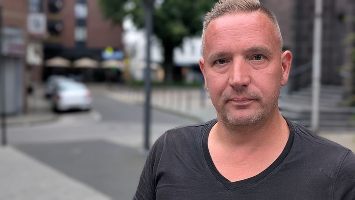 Portrait eines Mannes. ER ist Levent Sirkal, Vorsitzender Crefelder CSD e.V.