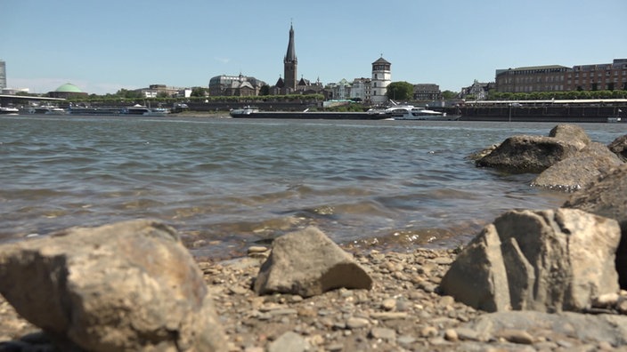 Düsseldorfer Rheinufer mit Blick auf die Rheinpromenade